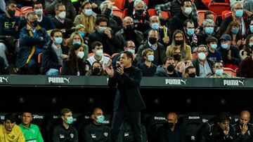 Francisco Rodriguez, head coach of Elche CF, gestures during the Santander League match between Valencia CF and Elche CF at the Mestalla Stadium on December 11, 2021, in Valencia, Spain.
 AFP7 
 11/12/2021 ONLY FOR USE IN SPAIN