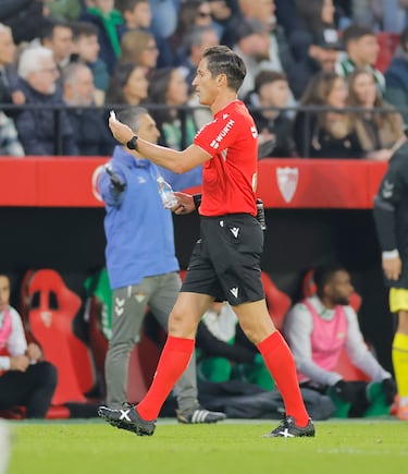 Parada del partido por lanzamiento de objetos.