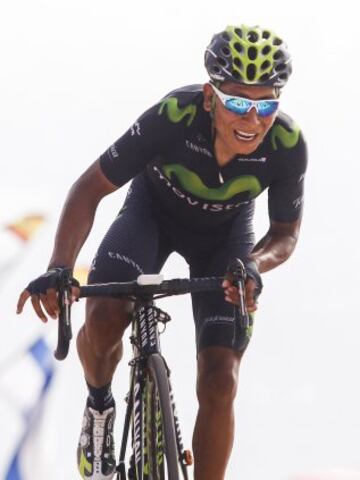 Nairo Quintana cruza la línea de meta.