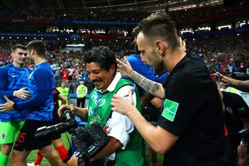 El reportero gráfico Yuri Cortez en la celebración del segundo gol croata.