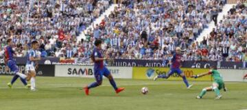 Luis Suárez centra para que Neymar marque el 0-3.