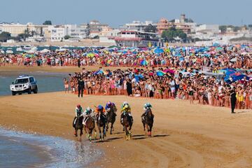Como cada a?o, la playa gaditana de Sanl¨²car de Barrameda celebr¨® la primera jornada de sus tradicionales carreras de caballos. La competi¨®n h¨ªpica ha sido declarada fiesta de inter¨¦s tur¨ªstico andaluz, nacional e internacional. El evento cumple 179 a?os.