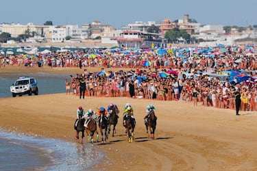 Como cada año, la playa gaditana de Sanlúcar de Barrameda celebró la primera jornada de sus tradicionales carreras de caballos. La competión hípica ha sido declarada fiesta de interés turístico andaluz, nacional e internacional. El evento cumple 179 años.