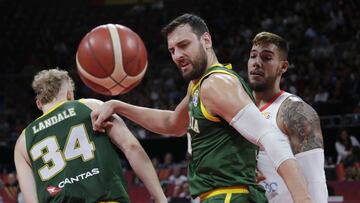 Andrew Bogut, junto a Willy Hernang&oacute;mez.