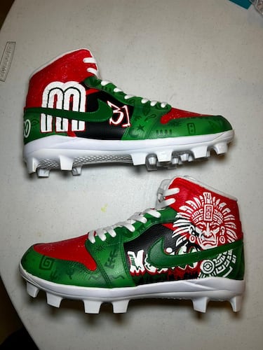 Jugadores del Clásico Mundial de Beisbol 2026 se expresan a través de zapatos personalizados y cinturones