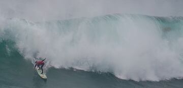 La Vaca Gigante es un campeonato de surf en espectaculares olas grandes que se celebra en la ola que rompe en los acantilados de La Cantera-Cueto, en Santander.