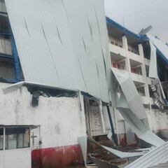 Tromba derrumba techo del estadio Sergio León Chávez