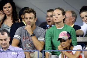 Los actores Jason Sudeikis y Olivia Wilde viendo los partidos de primera ronda.