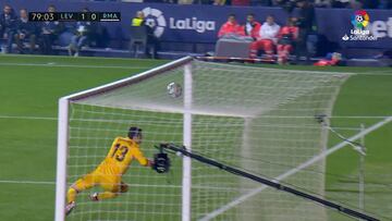 Le va a caer un tsunami: Courtois, dejando pasar el balón en el 1-0