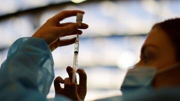¿Es Ómicron una gran amenaza? Pfizer señala dos factores clave.