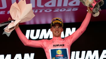 Mads Pedersen, con la maglia rosa, en el podio de Tirana.