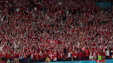 Los aficionados daneses en el Copenhagen Parken.