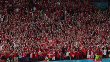 Los aficionados daneses en el Copenhagen Parken.