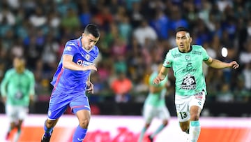  (L-R), Erik Lira of Cruz Azul and Angel Mena of Leon during the game Leon vs Cruz Azul, corresponding to Round 14 of the Torneo Clausura 2023 of the Liga BBVA MX, at Nou Camp -Leon-Stadium, on April 08, 2023.

<br><br>

(I-D), Erik Lira de Cruz Azul y Angel Mena de Leon durante el partido Tigres UANL vs Mazatlan FC, Correspondiente a la Jornada 14 del Torneo Clausura 2023 de la Liga BBVA MX, en el Estadio  Nou Camp - Leon-, el 08 de Abril de 2023.