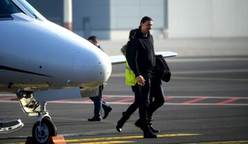 El futbolista sueco bajando del avión en el aeropuerto de Linate (Milán).