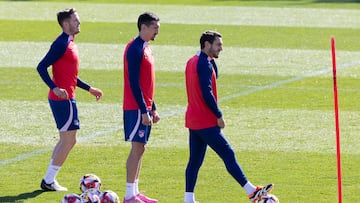 Sa¨²l, Savic y Koke, en el entrenamiento del Atl¨¦tico.