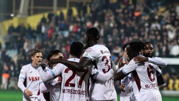 Momento del partido de la liga turca entre el Istanbulspor y el Trabzonspor.