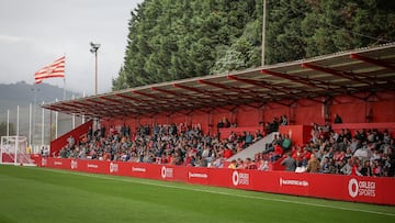 30-12-24. IMAGEN DE AFICIONADOS DEL SPORTING SIGUIENDO UN ENTRENAMIENTO EN EL CAMPO 1 DE MAREO.