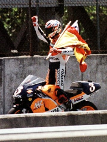 Nadie lo diría hoy en dí­a, pero hasta 1999 España no tenía ningún campeón de la máxima categoría del mundial de motociclismo. Álex Crivillé fue quien terminó con la maldición que señaló el camino a Lorenzo y Márquez.