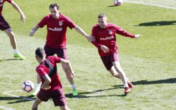 En el entrenamiento pudieron verse las novedades que presentará la lista del Atlético de cara al encuentro ante el Granada.