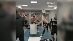 Fiestón del Ajax en el vestuario al ritmo de Danza Kuduro: Tadic loco con el cubo de las botellas