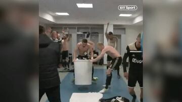 Fiestón del Ajax en el vestuario al ritmo de Danza Kuduro: Tadic loco con el cubo de las botellas