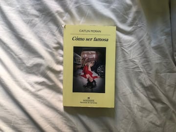 El reverso de 'Alta fidelidad' pero para ellas. Editado en este 2020, 'Cómo ser famosa' es una ma-ra-vi-lla. Un libro también hecho de canciones, visceral, feminista, divertidísimo. La segunda parte de 'Cómo se hace una chica' (también muy, muy recomendable), Dolly ya es adulta, vive en Londres, sigue enamorada de John, a?os 90, el britpop en su momento más álgido. Te encantará seguro.