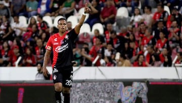 Atlas' Colombian midfielder Juan Manuel Zapata celebrates with teammates after scoring a goal during the Mexican Apertura football tournament match between Atlas and Mazatlan at the Jalisco stadium, in Guadalajara, Jalisco State, Mexico, on October 20, 2023. (Photo by ULISES RUIZ / AFP)