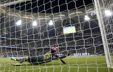 Thibaut Courtois detuvo este penalti a Thomas y el Real Madrid se proclamó campeón de la Supercopa de España en la primera ocasión en la que este torneo se disputaba con el formato de cuatro equipos y fuera de España (se jugó en Arabia). El portero madridista privaba a su exequipo de poder ganar este título...