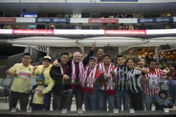 El color de la afición que se dio cita en el Estadio Azteca