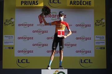 En una etapa ganada por Awout Van Aert, Alaphilippe perdió el liderato tras una penalización de 20 segundos. Adam Yates es el nuevo mailot amarillo y hay 4 colombianos en el top 10: Egan, Nairo, López y Chaves. 