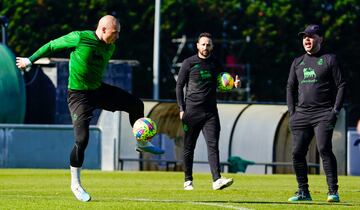 Jorge Pombo, del Racing, con sus entrenadores, José Alberto y Pablo Álvarez.