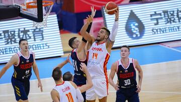 Willy Hernang&oacute;mez lanza durante el partido entre Espa&ntilde;a y Rusia.