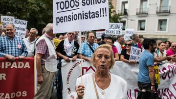 MADRID, SPAIN - 2018/09/26: A woman holds a placard that reads "We are all pensioners!" during a protest in front of the Congress of Deputies where pensioners are demanding government better pensions. (Photo by Marcos del Mazo/LightRocket via Getty Images)
GENTE MAYOR PENSIONISTA