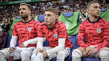 Luke Shaw, Cole Palmer y Jarrod Bowen, jugadores de la Selecci¨®n inglesa, sentados en el banquillo durante el partido ante Serbia.