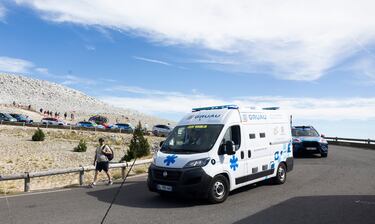 Tobias Johannessen, octavo en la genera, se fue al suelo nada más cruzar la meta en el Mont Ventoux. Tuvo que ser auxiliado y trasladado el hospital. 'Tobias tuvo problemas estomacales después de la meta. Recibió atención médica de inmediato, lo cual me alegra mucho. Está en la ambulancia y se siente mejor', contó el equipo médico del Uno-X.