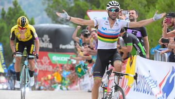 Alejandro Valverde celebra su victoria ante Primoz Roglic en la séptima etapa de La Vuelta 2019 en la cima de Mas de la Costa.