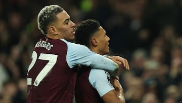 Ollie Watkins celebra junto a Morgan Rogers el único tanto del Everton - Aston Villa.