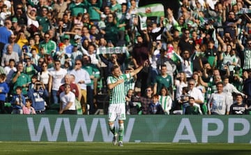 Joaquín festeja un gol con la afición bética.