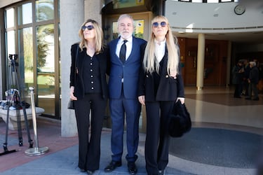 Natalia, Fernando y Cayetana Guillén Cuervo en el Tanatorio Parcesa La Paz de Tres Cantos, para dar el último adiós a Gemma Cuervo.