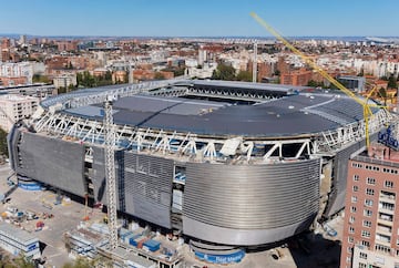 Las obras de remodelación del estadio del Real Madrid siguen su curso sin descanso a pocos meses de su inauguración. El club blanco presentado nuevas instantáneas del interior y de la fachada del estadio.