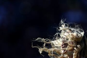 Y cerramos con esta foto tan art¨ªstica. No es una medusa ni una bola de paja de las que ruedan por el desierto (que, por cierto, se llaman estepicursores). Es una animadora de los Redskins.