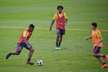 La Selección Colombia realizó su segunda práctica en El Campín, previo al partido de despedida y viaje a Milán. En el entrenamiento hubo dos grupos: uno haciendo trabajo defensivo y otro trabajo en ataque.