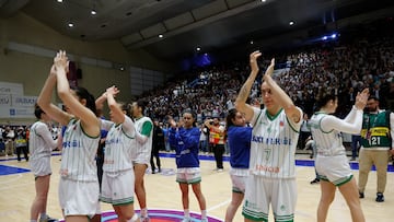 Las jugadoras del Baxi saludan a la afición tras el partido de ida de la final de la Eurocopa de baloncesto femenino que Baxi Ferrol y Villeneuve d'Ascq han disputado este miércoles en la localidad gallega.