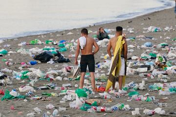 Desde las cinco y media de la madrugada, en la capital malague?a, un dispositivo de limpieza con 227 efectivos ha comenzado a retirar toda la basura.