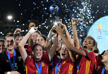 La selección española femenina Sub-17 celebra la consecución de la Copa del Mundo.