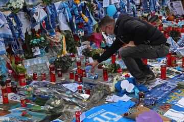 Numerosos aficionados del club italiano se han acercado a los alrededores del estadio San Paolo para dar el último adiós al astro argentino. Las inmediaciones de la casa del Nápoles se han convertido en un santuario de Diego antes del encuentro frente a la Roma.