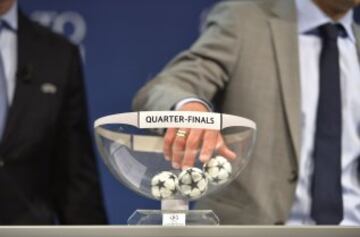 El embajador de la final en Lisboa, el ex internacional portugués Luis Figo durante el sorteo de los cuartos de final de la Liga de Campeones de la UEFA en la sede de la UEFA en Nyon.