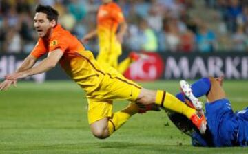 Jornada 4 / GETAFE - BARCELONA. Leo Messi jugador del Barcelona arrollado por un jugador del Getafe.