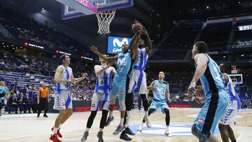 Landesberg trata de anotar ante la defensa del Gipuzkoa.